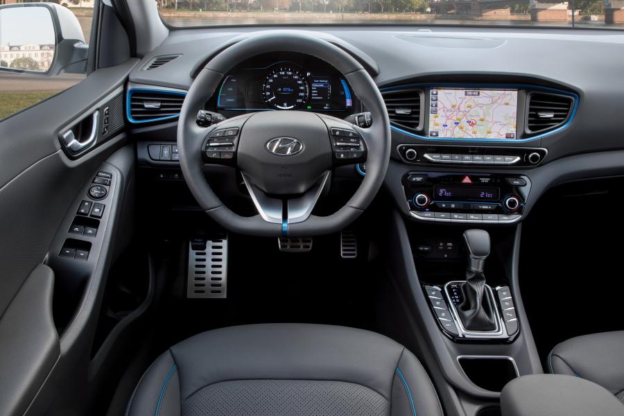 Торпедо Hyundai IONIQ plug-in (AE) 2016 года  (фото 12 из 42)